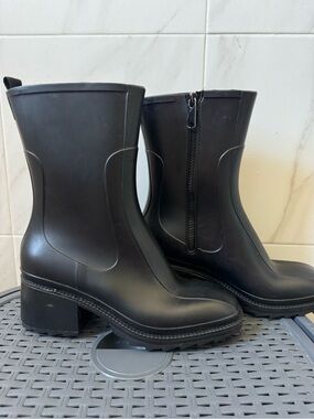 No brand women’s rain boots with 2" chunky heel with slight platform size 9 blac
